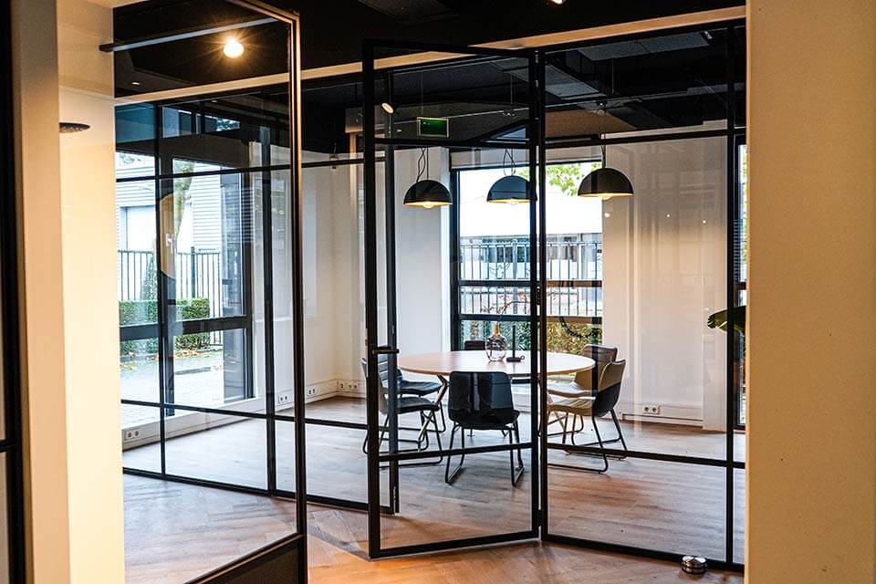 metalen deur showroom