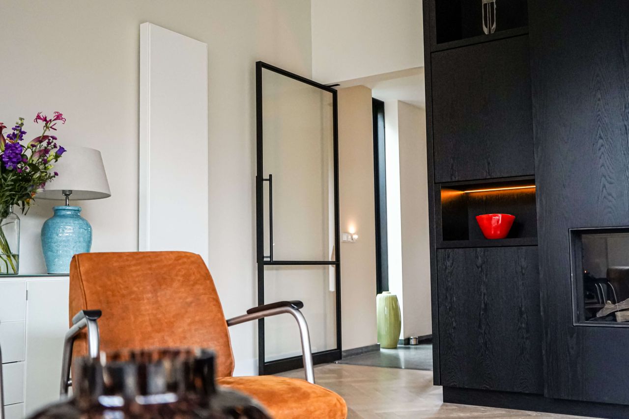 zwarte stalen deur woonkamer