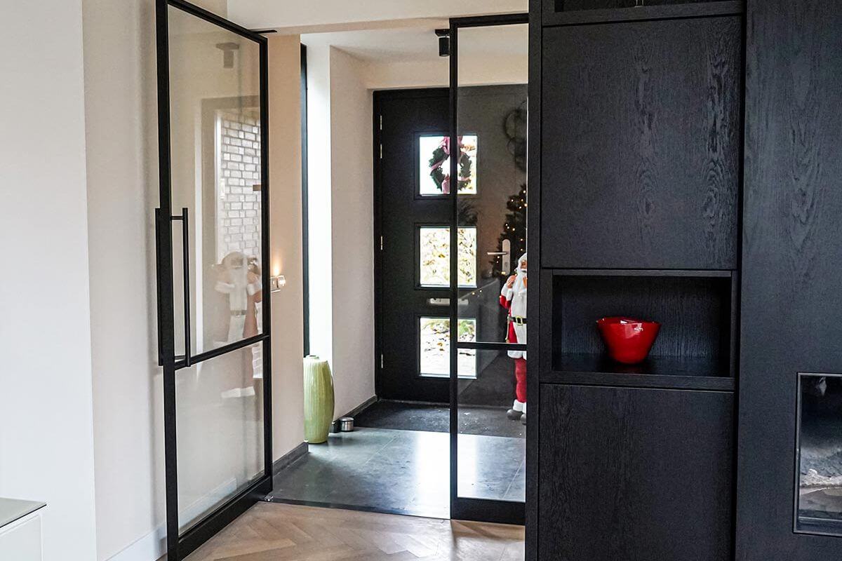 zwarte stalen deur