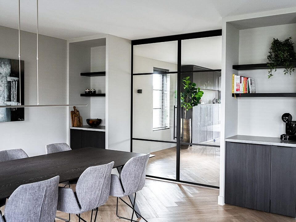 zwarte stalen deuren